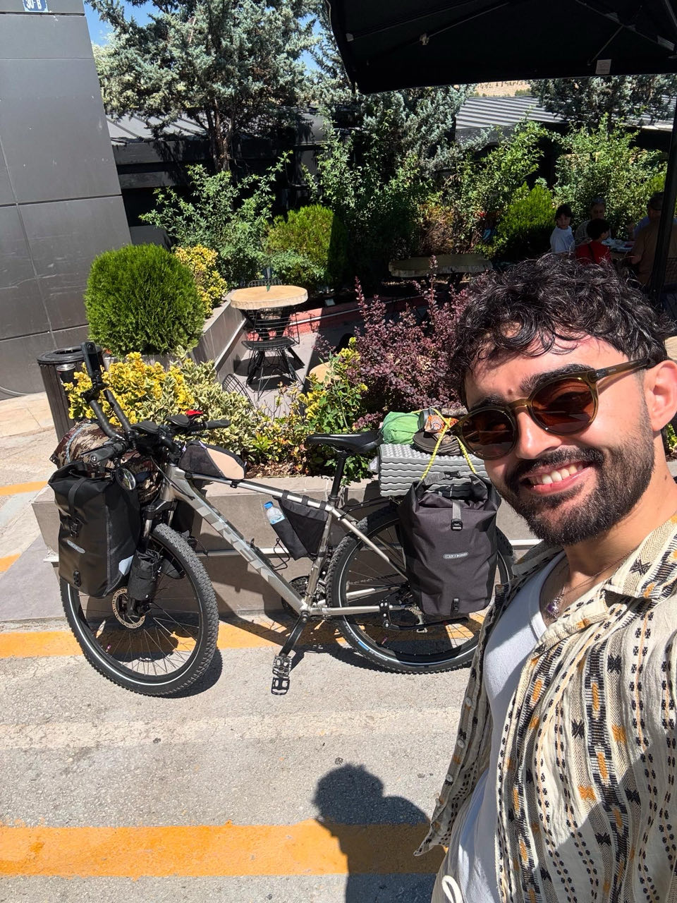 Burak Özbek'in bisiklet yolculuğundan dağlık coğrafya ve açık yol manzarası